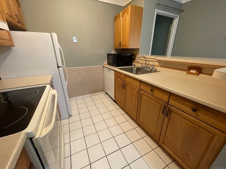 28 Prospect St in Manchester, CT - Building Photo
