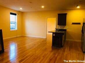 102 Fellsway W, Unit #401 in Somerville, MA - Foto de edificio - Building Photo