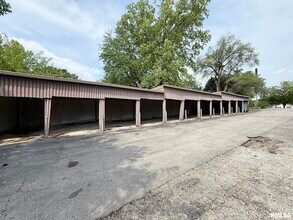 2700 W Forrest Hill Ave in Peoria, IL - Building Photo - Building Photo