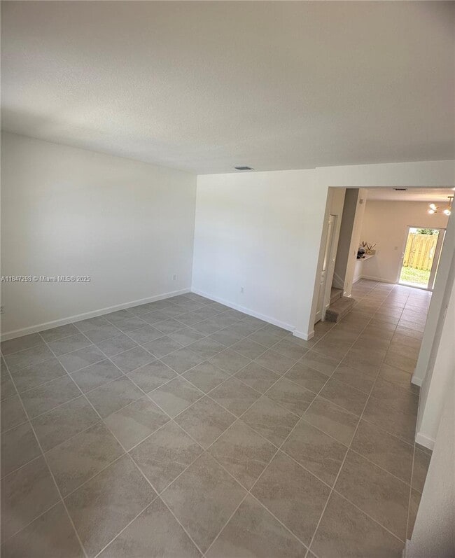 2627 SE 28th St in Homestead, FL - Building Photo - Building Photo