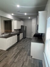 303 Woodhaven Dr in West Columbia, TX - Building Photo - Building Photo