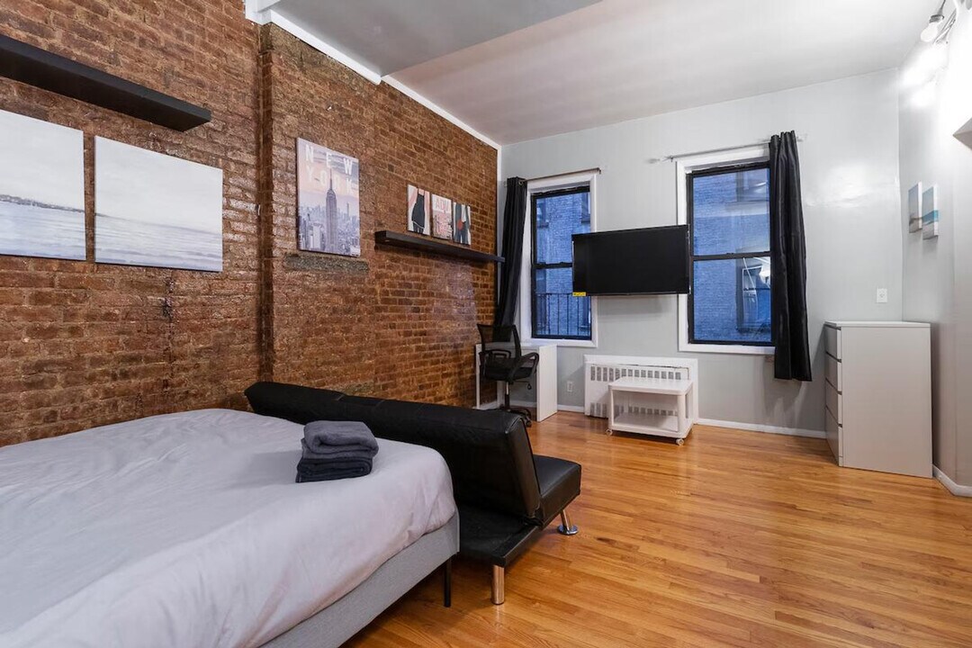 380 2nd Ave in New York, NY - Building Photo