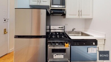 323 E 83rd St in New York, NY - Building Photo - Building Photo