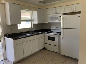 2746 Austin St in Sarasota, FL - Building Photo - Building Photo