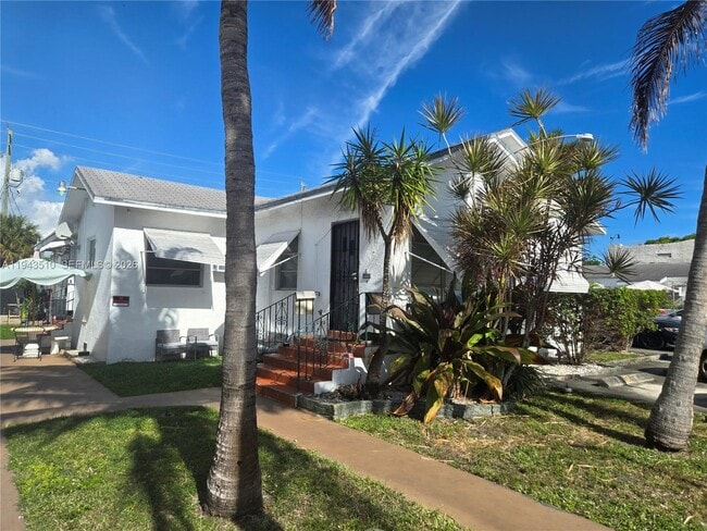 1825 Lincoln St in Hollywood, FL - Foto de edificio - Building Photo