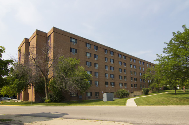 Shorewood Tower in Glendale Heights, IL - Foto de edificio - Building Photo