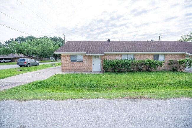 3011 Orange St in Waller, TX - Building Photo - Building Photo
