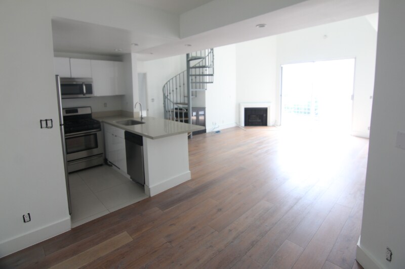 884 Palm Ave in West Hollywood, CA - Building Photo