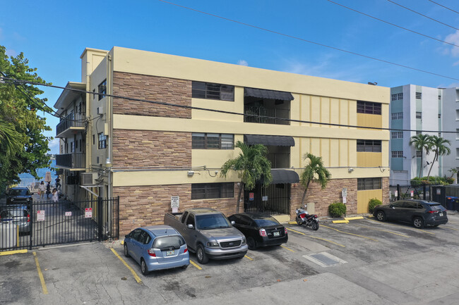 7845 NE Bayshore Ct in Miami, FL - Foto de edificio - Building Photo