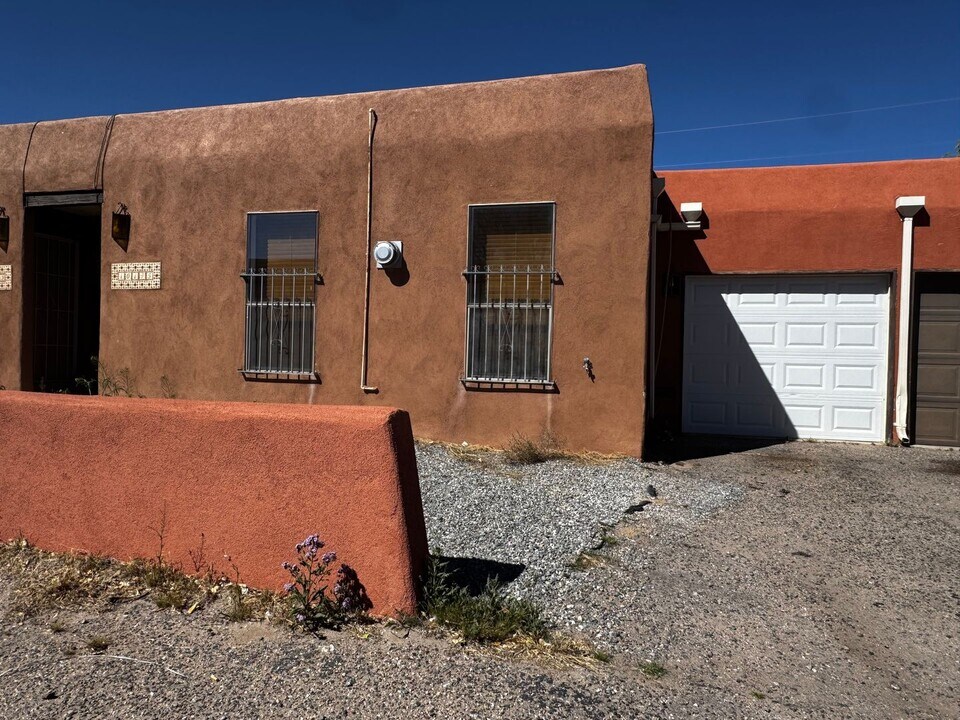 10145 Madeline Dr NW in Albuquerque, NM - Building Photo