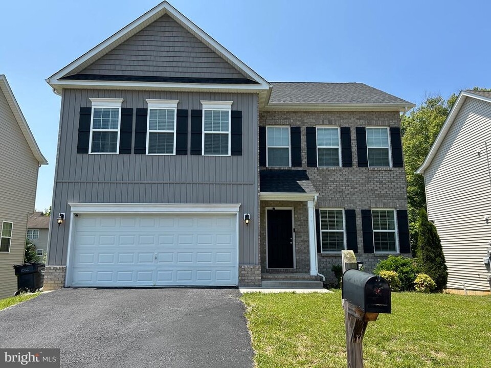 8366 Leighburn Dr in Hollins, VA - Building Photo