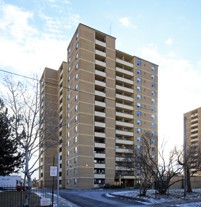 Grand Ravine Apartments in Toronto, ON - Building Photo