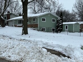 315 Prairie St in Pella, IA - Building Photo - Building Photo