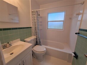 11103 N 21st St in Tampa, FL - Foto de edificio - Building Photo