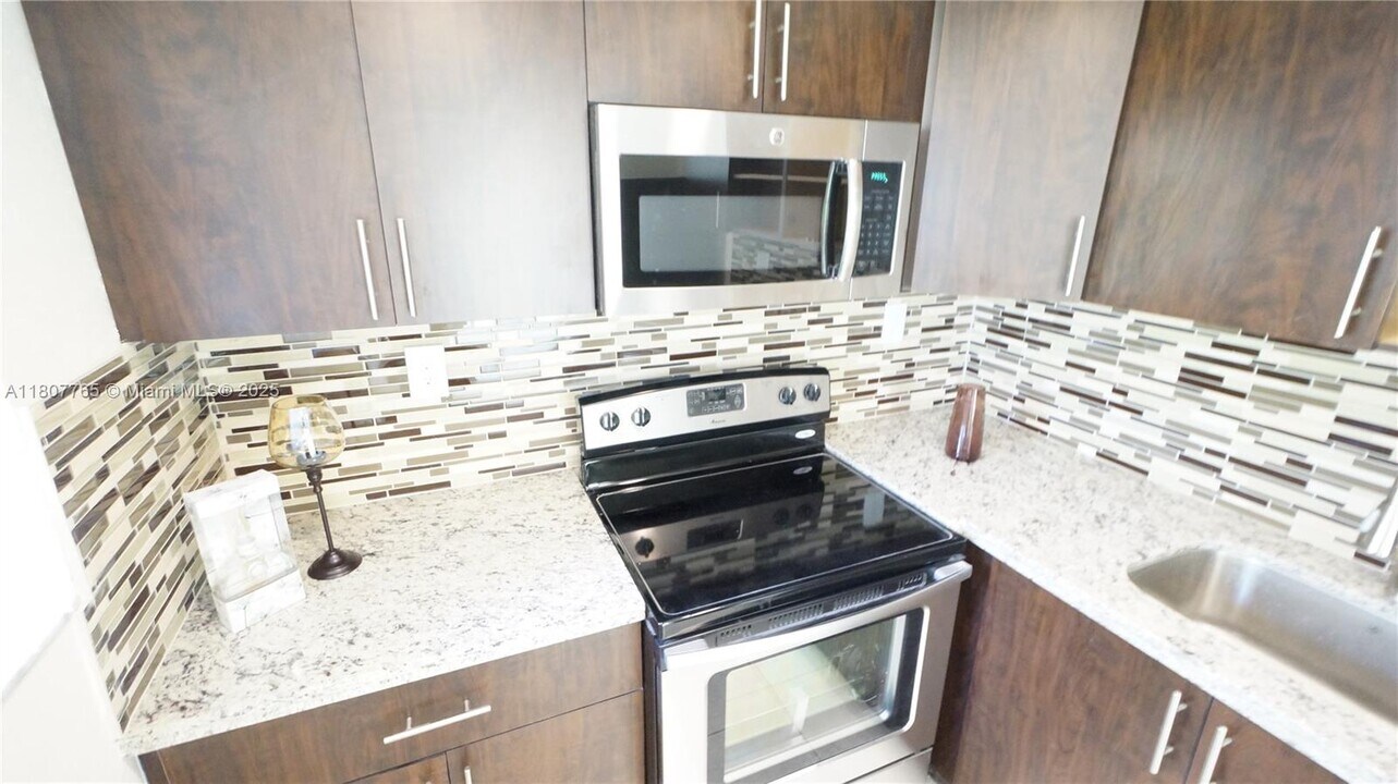 9180 Fontainebleau Blvd in Miami, FL - Building Photo