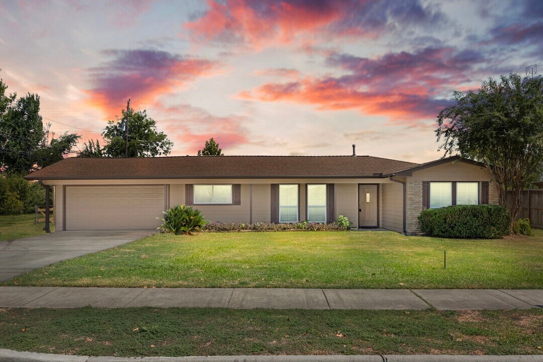 1726 Wycliffe Dr in Houston, TX - Building Photo