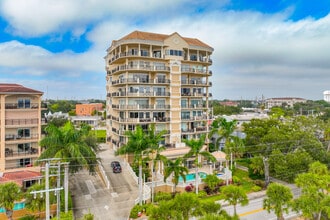 Twenty-One Riverside Drive in Cocoa, FL - Foto de edificio - Building Photo