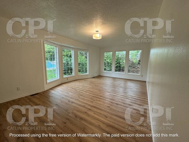 303 Nevada Dr in Longview, WA - Building Photo - Building Photo