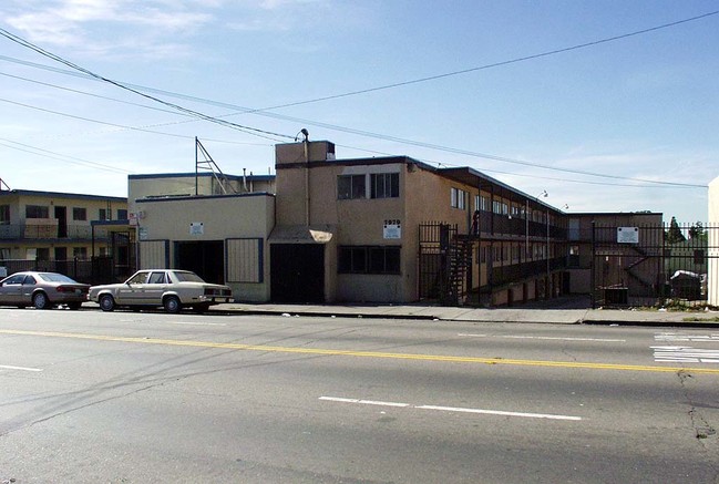 MacArthur Apartments in Oakland, CA - Building Photo - Building Photo