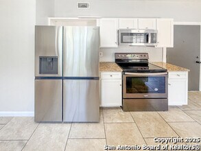 8223 Manderly Pl in Converse, TX - Building Photo - Building Photo