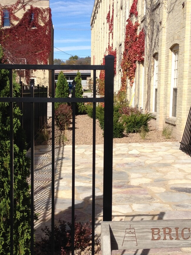 Brickner Woolen Mills Apartments in Sheboygan Falls, WI - Foto de edificio - Building Photo