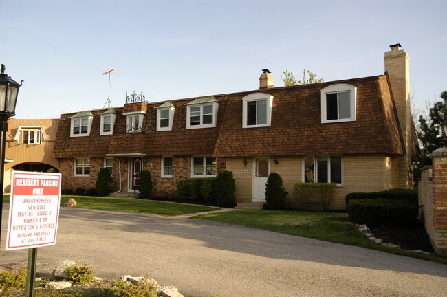 830-834 Village Quarter Rd in West Dundee, IL - Building Photo - Building Photo