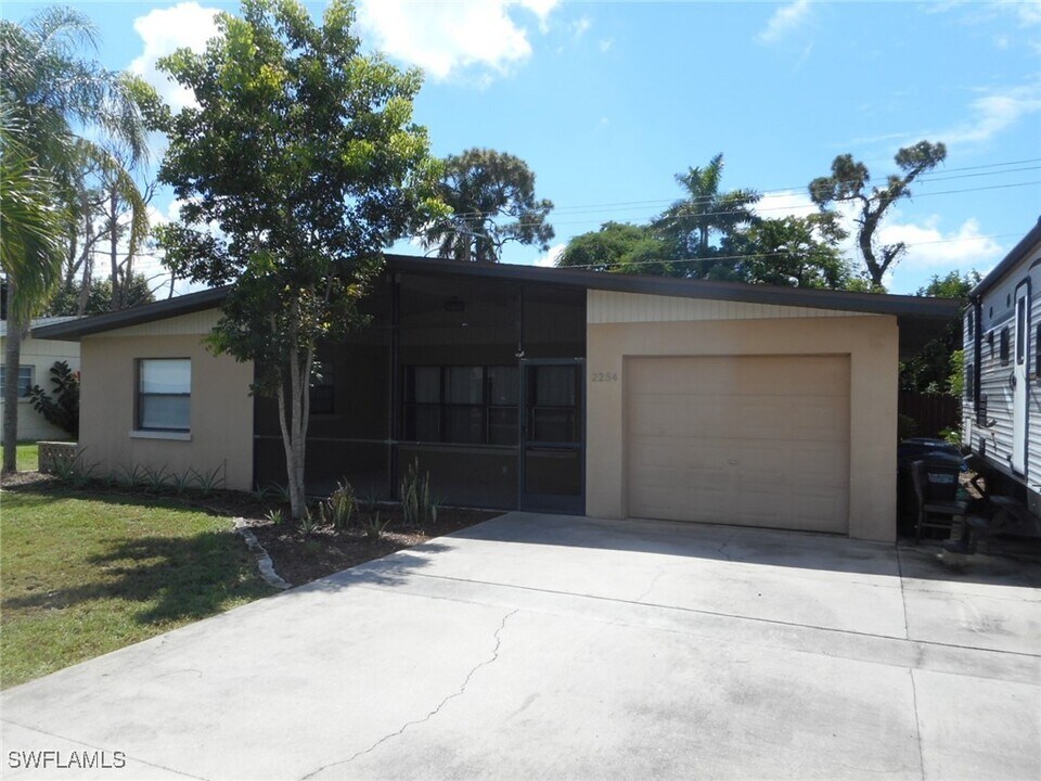 2254 Chandler Ave in Ft. Myers, FL - Building Photo