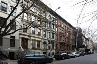 49 W 76th St in New York, NY - Building Photo