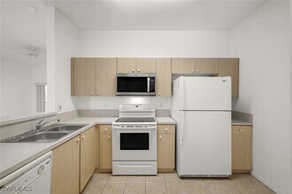 4125 Bellasol Cir in Ft. Myers, FL - Foto de edificio - Building Photo