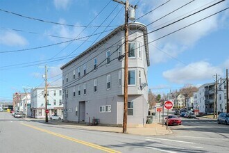 74 Massabesic St in Manchester, NH - Building Photo - Building Photo