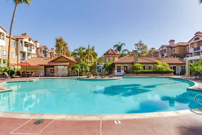 2250 Camino De La Reina in San Diego, CA - Building Photo - Building Photo