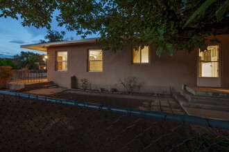 2450 Floral Rd NW in Albuquerque, NM - Building Photo - Building Photo