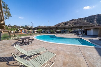Green River Village in Corona, CA - Foto de edificio - Building Photo