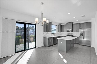 4518 E Aqua Bella Ln in Davie, FL - Building Photo - Building Photo