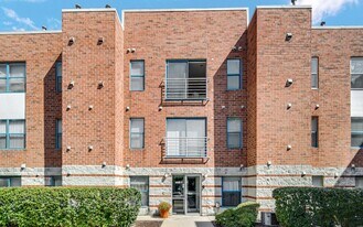 3255 Kirchoff Rd, Unit 312 in Rolling Meadows, IL - Building Photo