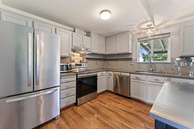 1640 SW 35th St in Redmond, OR - Building Photo - Building Photo
