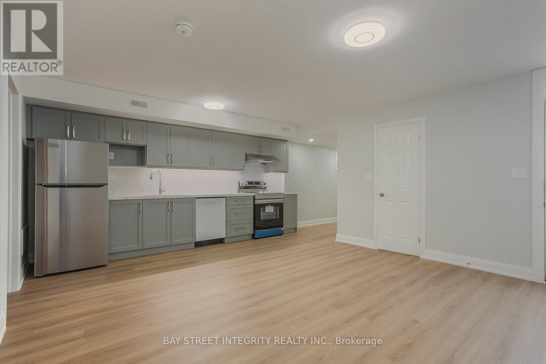 19 D'Arcy St in Toronto, ON - Building Photo