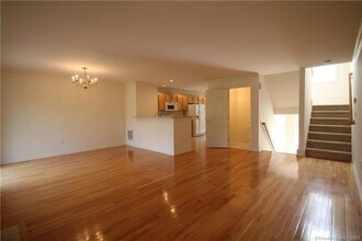 1407 Larson Dr in Danbury, CT - Foto de edificio - Building Photo