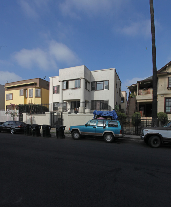 917 S Grand View St in Los Angeles, CA - Foto de edificio