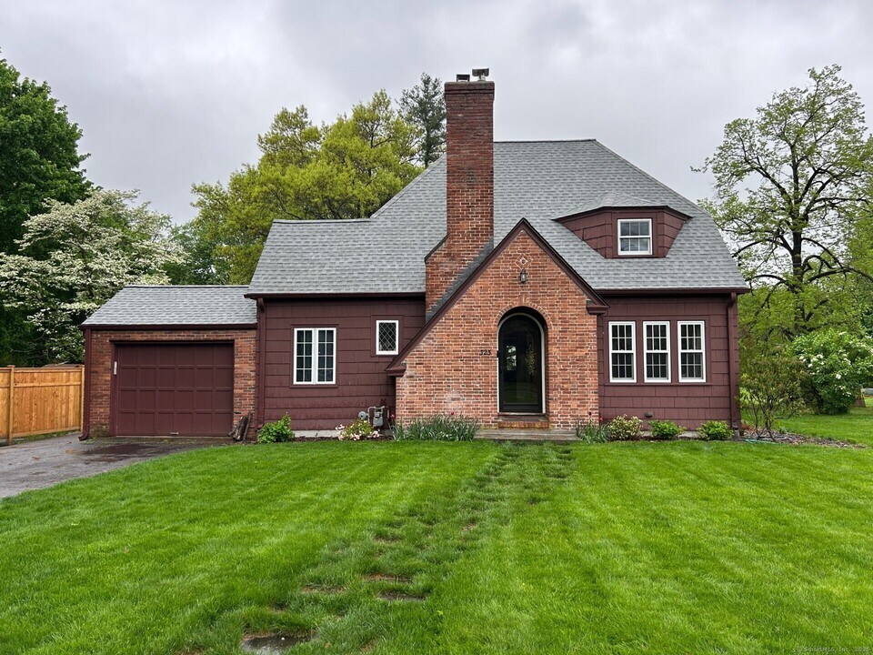 323 Main St in Wethersfield, CT - Building Photo