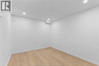 242 Josephine Ave in Windsor, ON - Foto de edificio - Building Photo