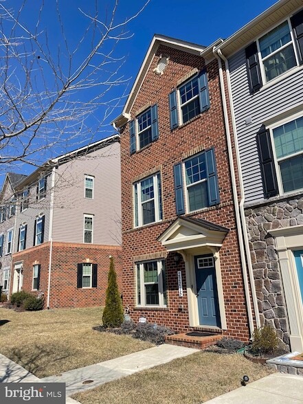 22215 Broadway Ave, Unit 2-107 in Clarksburg, MD - Building Photo - Building Photo