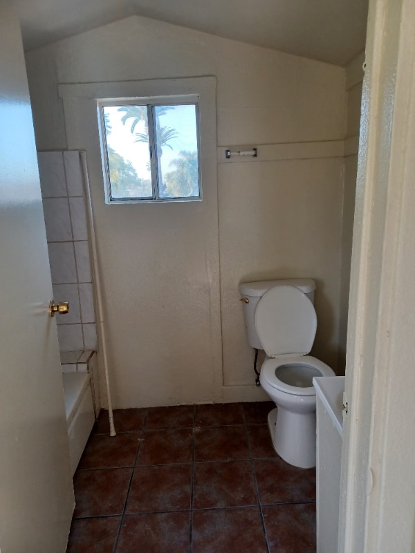 1251 E 59th Pl in Los Angeles, CA - Foto de edificio - Building Photo