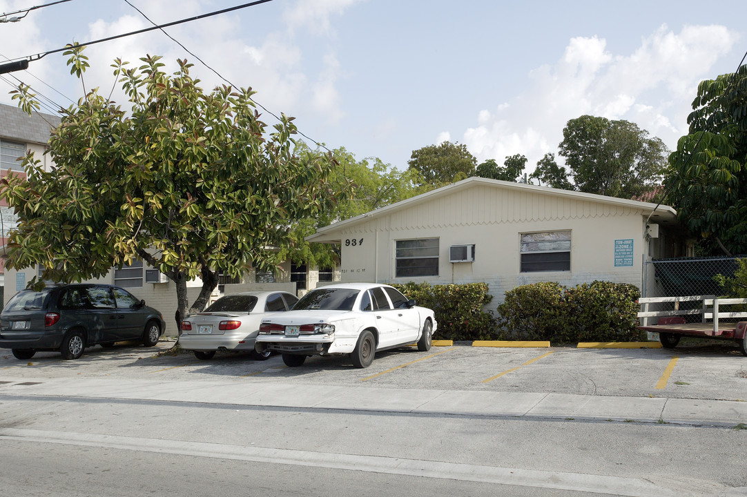 829 SE 12th St in Hialeah, FL - Building Photo