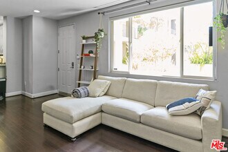 10609 Bloomfield St in Los Angeles, CA - Building Photo - Building Photo