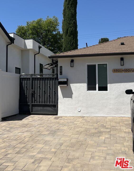 5901 1/2 Encino Ave in Los Angeles, CA - Foto de edificio - Building Photo