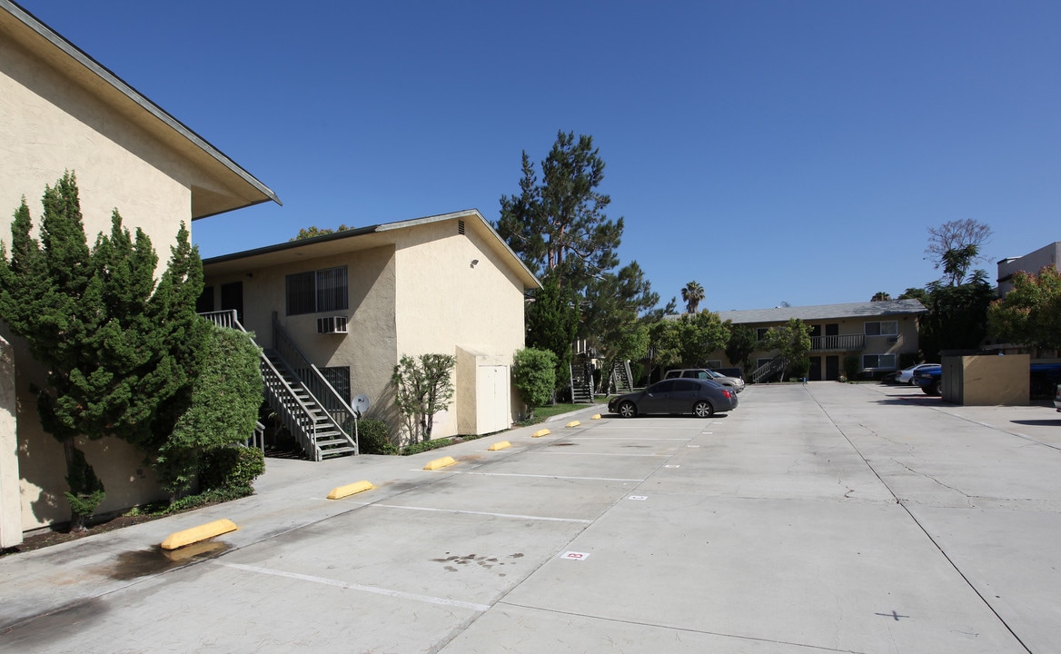 Wells Garden Apartments in El Cajon, CA - Foto de edificio