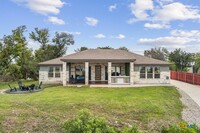 18406 Lakeland Dr in Lago Vista, TX - Foto de edificio - Building Photo