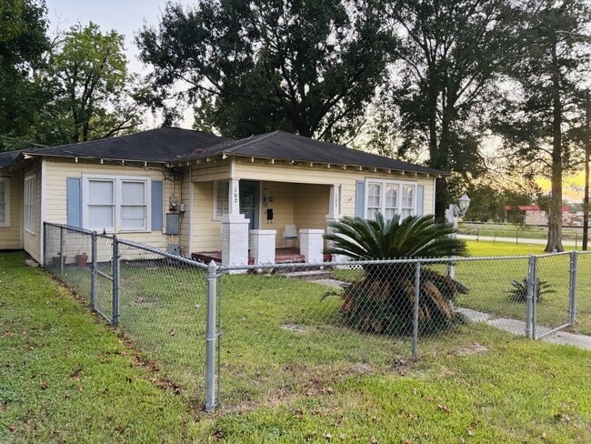 102 E Fort Worth St in Cleveland, TX - Building Photo - Building Photo