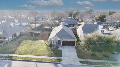 305 Serenade Ln in Euless, TX - Building Photo - Building Photo